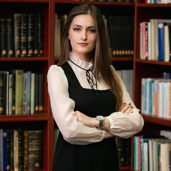 <span style="font-size: small;">Notar public</span><br /><b>Andreea Sorina Ilișescu</b>